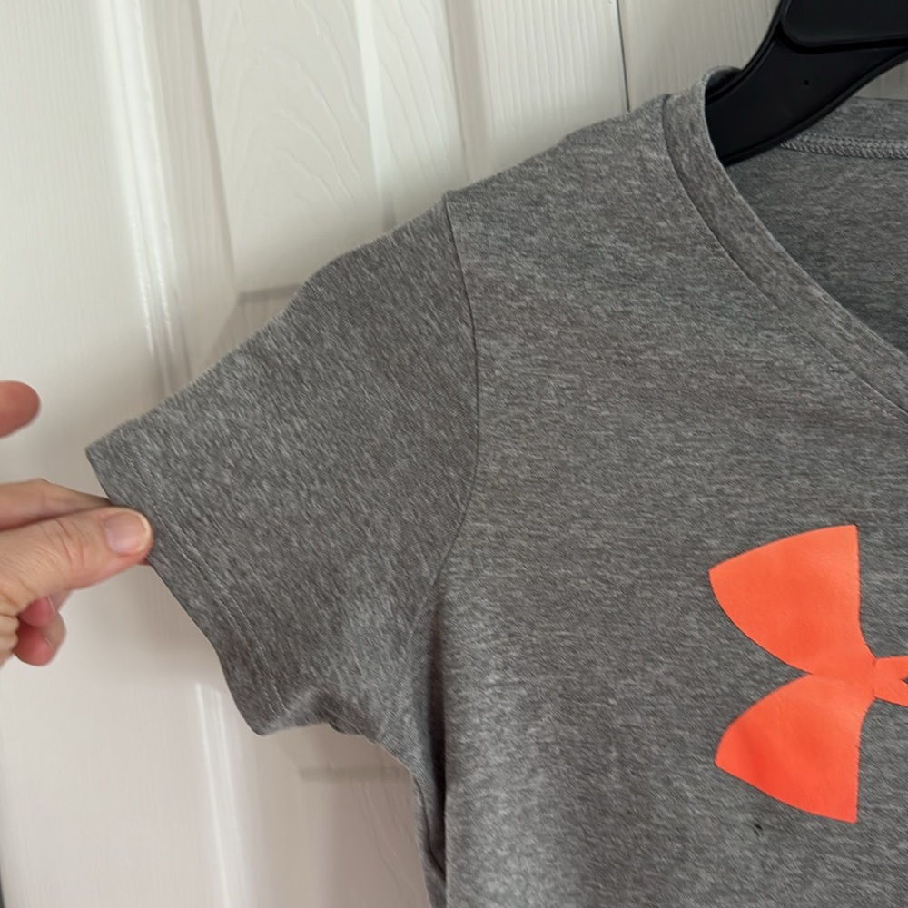 Under Armour Girl's Gray/Orange  V-Neck Short Sleeve Loose Fit Shirt - YSM - Picture 4 of 7